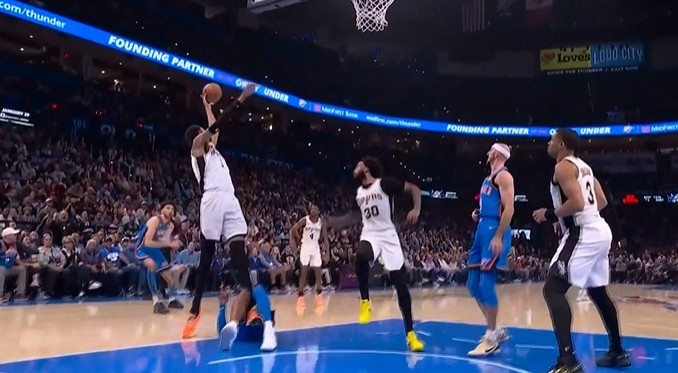 九游体育网页-危险动作！文班跳起抢板 亚历山大倒地夹住其脚导致摔倒！